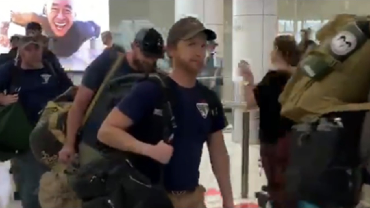 US firefighters cheered as they arrive in Australia