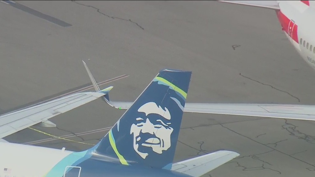 2 planes clip wings at Hollywood Burbank Airport