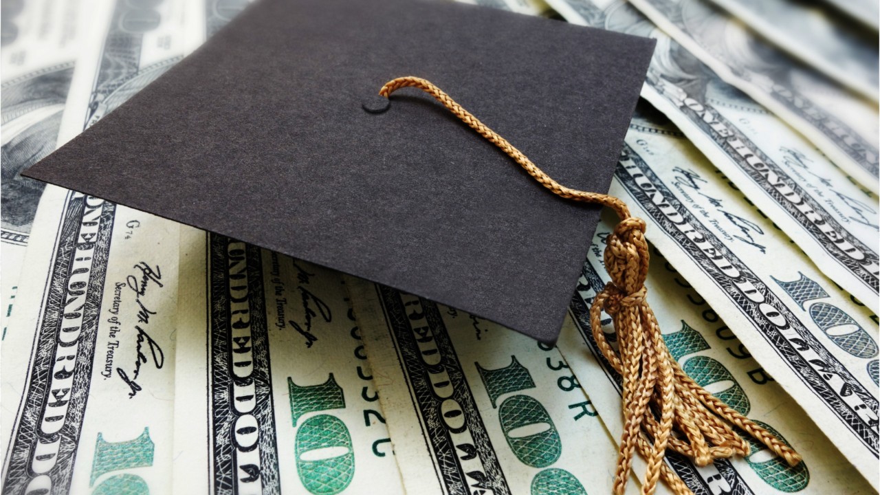 1 in 4 borrowers in America defaulted on student loans (2019 video)