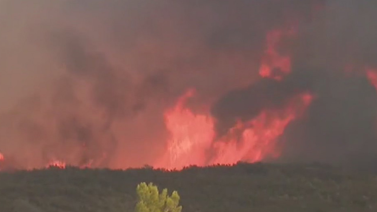 Martindale Fire continues to spread threatening structures in Santa Clarita