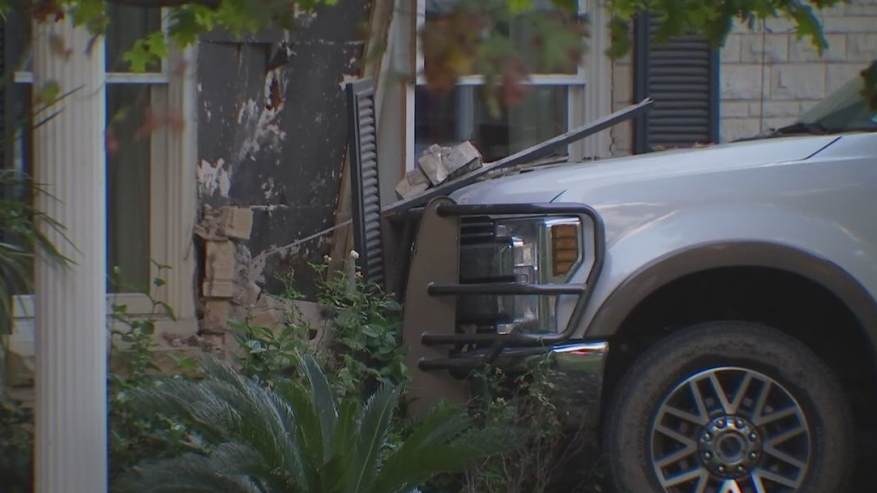 Car crashes into house on Preston Avenue, driver taken to hospital