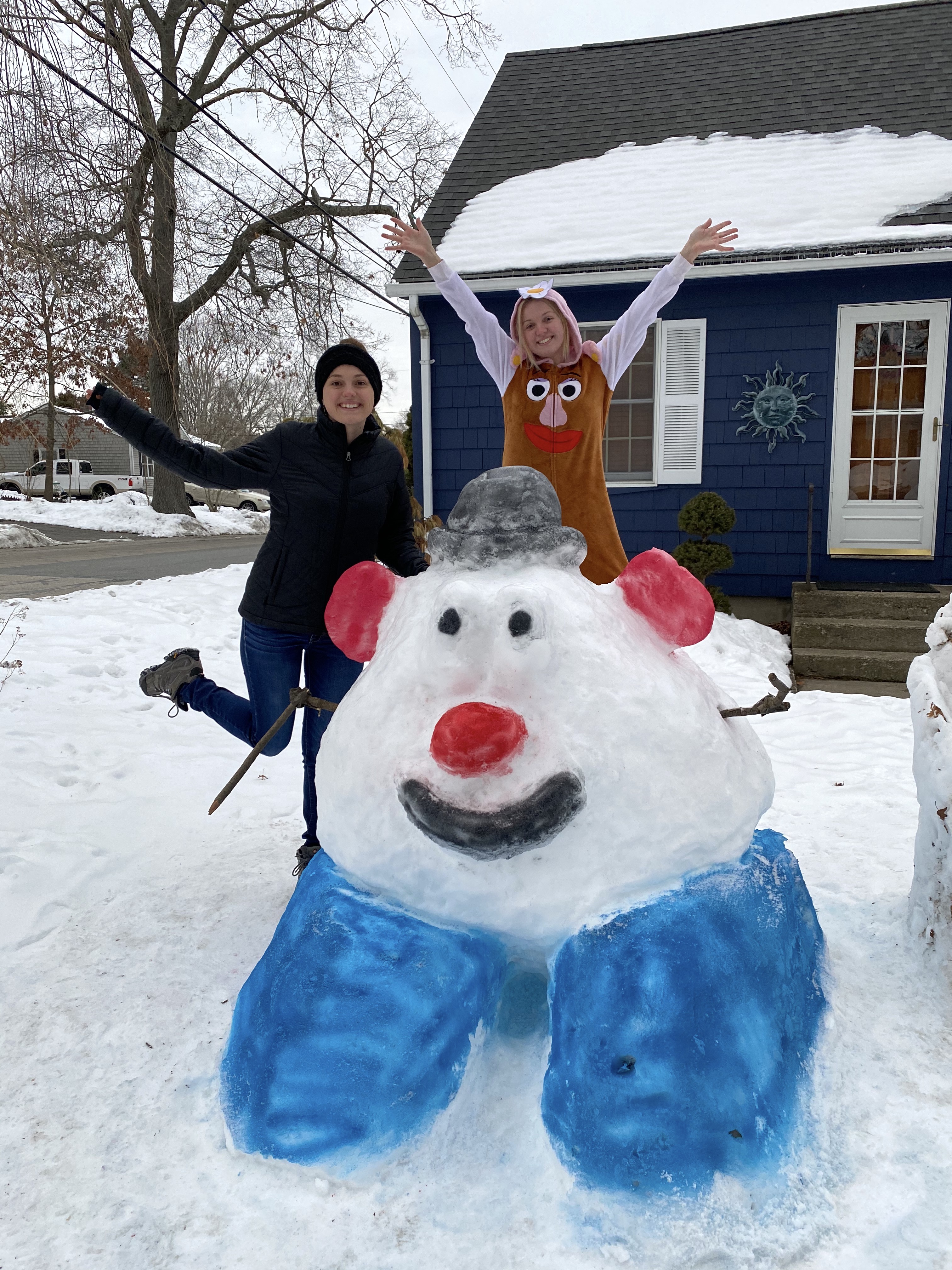 Teacher encourages students with snow sculptures amid remote learning