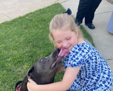 6-year-old girl invites passerby, dog to father’s funeral