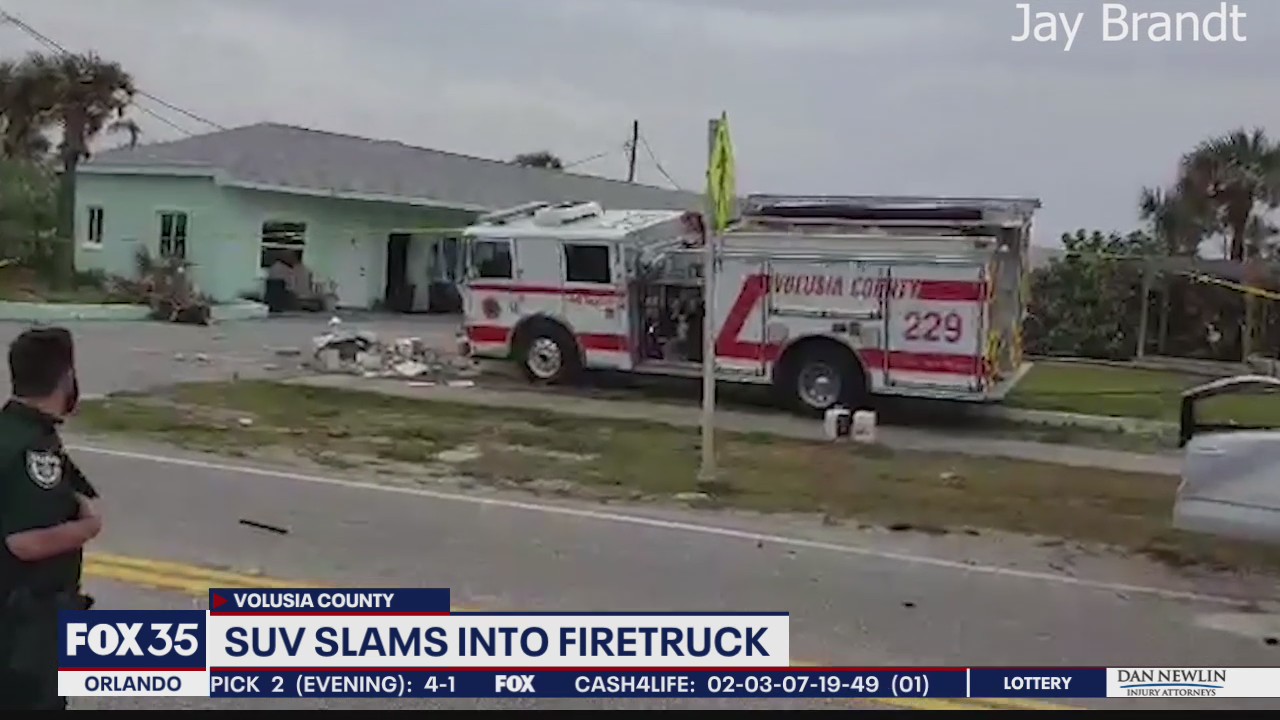 Firefighters hit head-on, jump out to rescue other driver