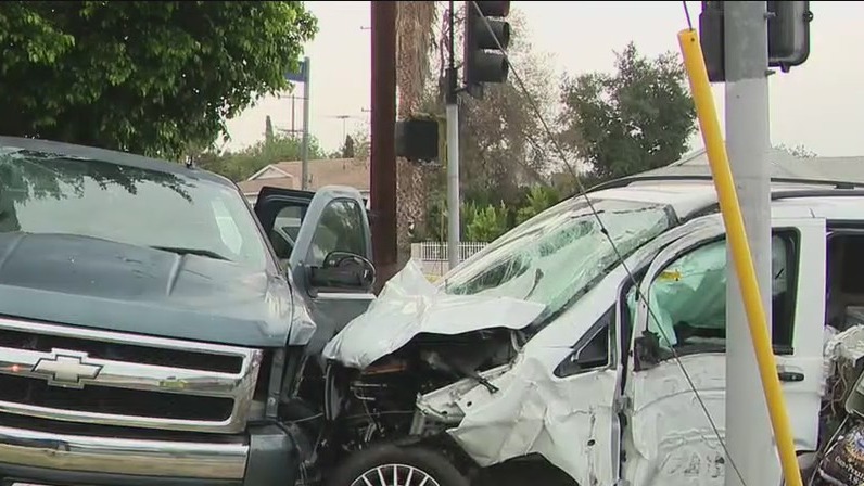 Police investigate multi-vehicle crash in Sun Valley