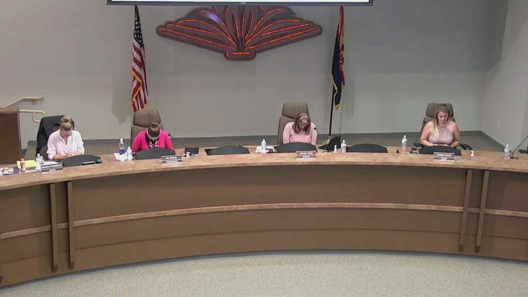 2 East Valley school districts vote down mask mandate