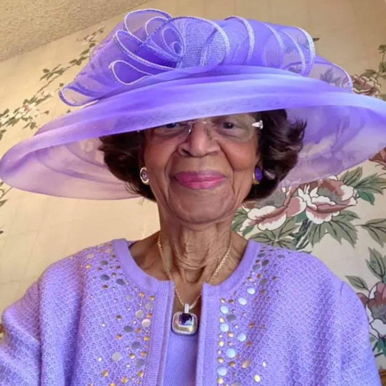 Stylish 82-year-old woman inspires the internet with virtual church outfits