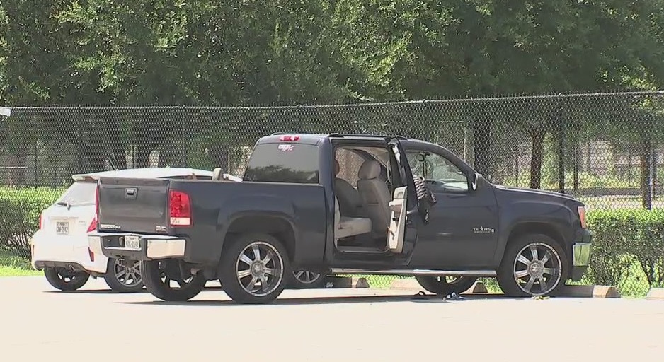 1 shot, 1 stabbed at Houston Community College parking lot, officials say