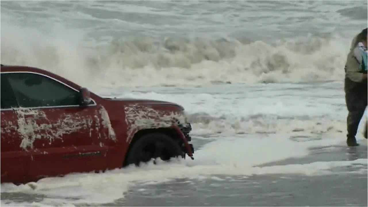 Driver abandons Jeep in waves after getting stuck on SC beach during Hurricane Dorian