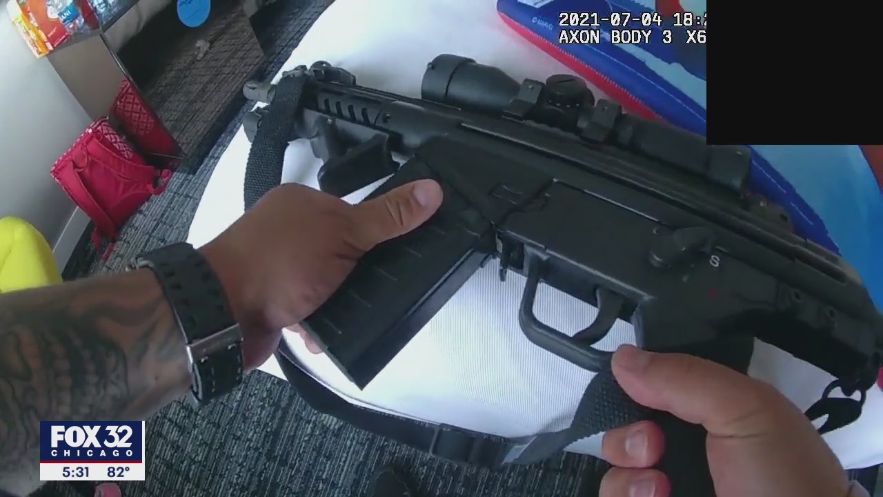 Video shows Chicago police finding guns in Iowa man's hotel room