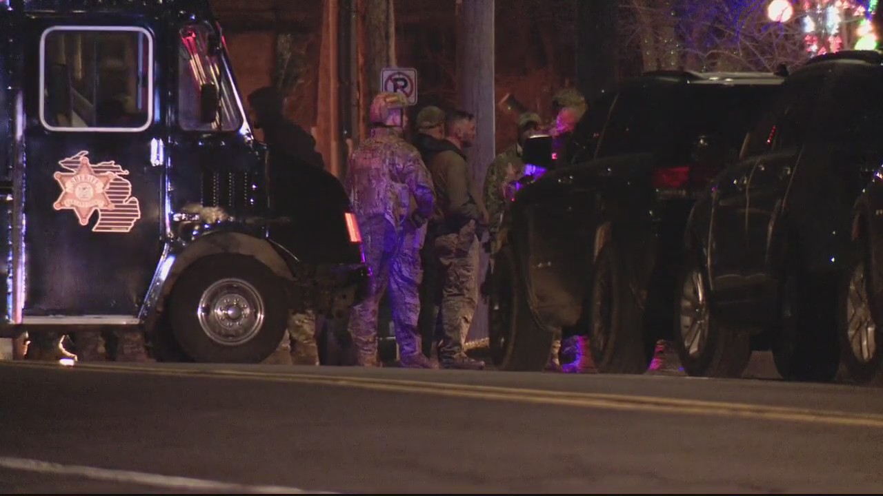 Barricaded gunman in Royal Oak shot by police and taken to Beaumont hospital