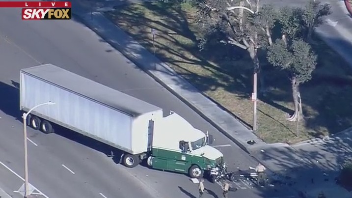 Motorcycle officer critically injured in Valencia crash