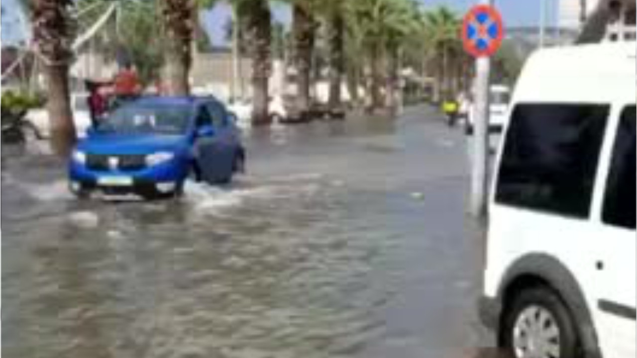 Motorist assesses flooding in West Turkey after earthquake
