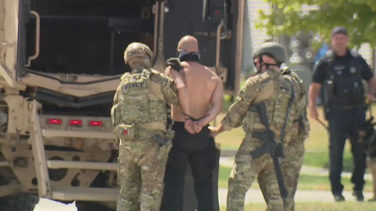 Sterling Heights Police arrest man after standoff inside business