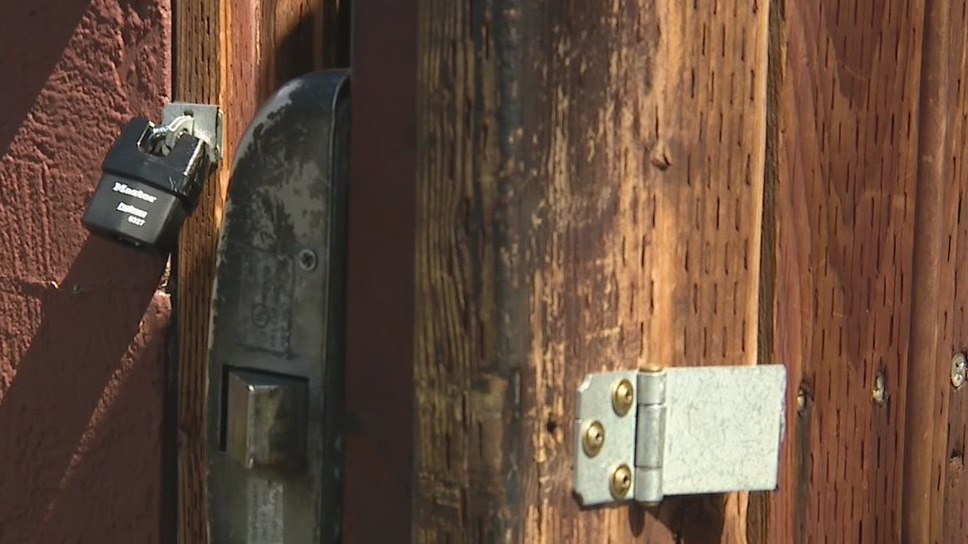 City of Burbank padlocks doors of Tinhorn Flats after restaurant defied health order