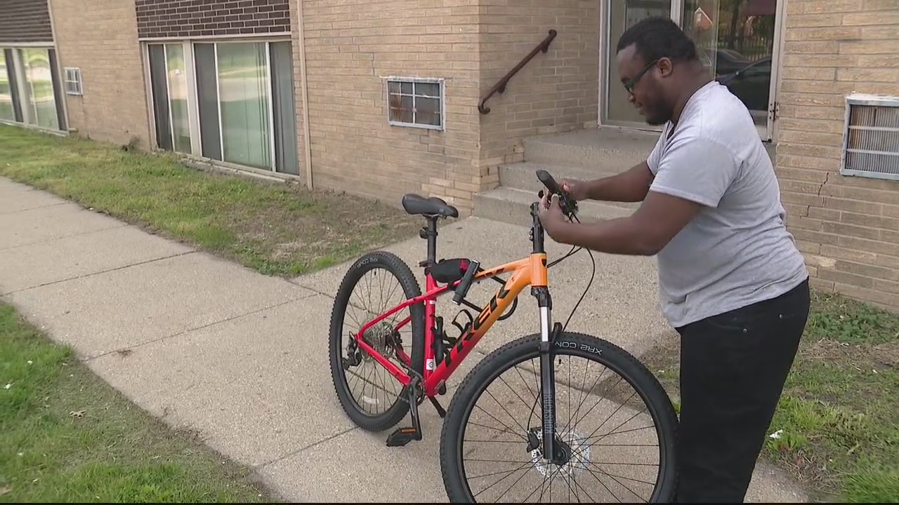 Ferndale police officer replaces man's stolen bike