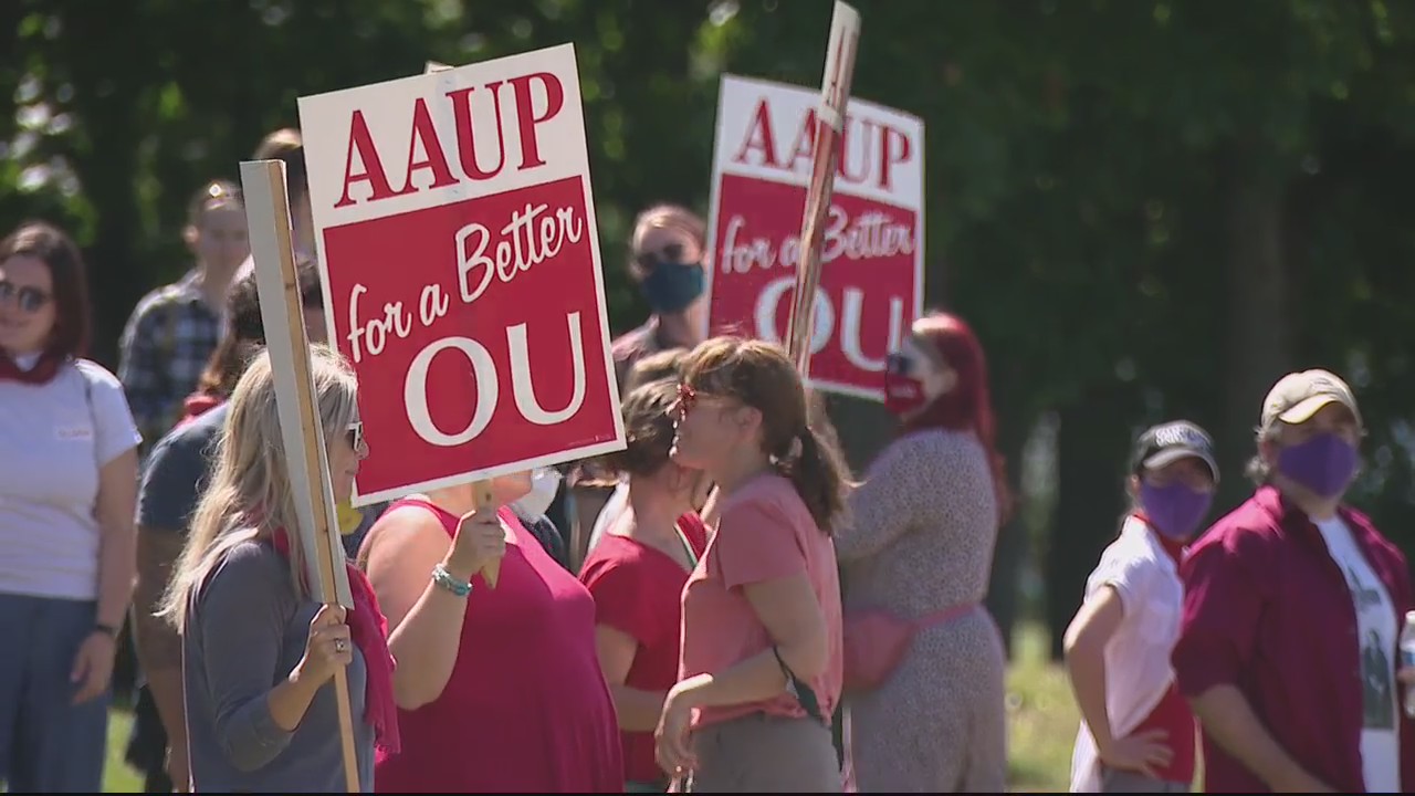 Oakland University professors protest on first day of classes