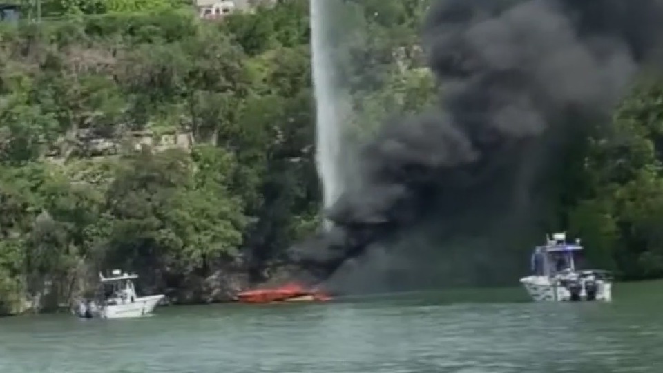At least three hurt in boat fire / explosion on Lake Austin