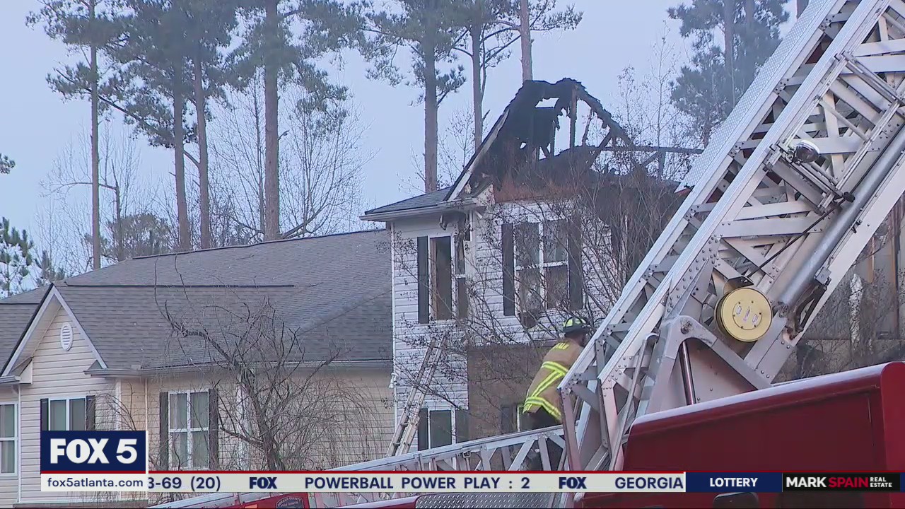 Family jumps from burning Georgia apartment