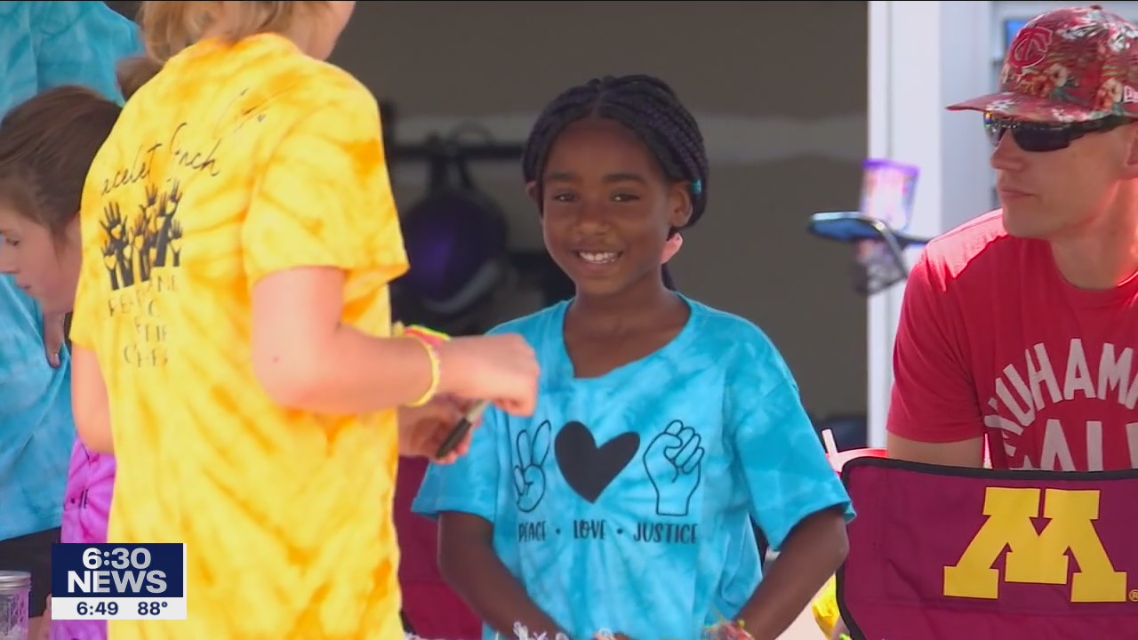 Vikings fullback C.J. Ham teams up with Minnesota girl selling bracelets to raise money to help Minneapolis neighborhoods