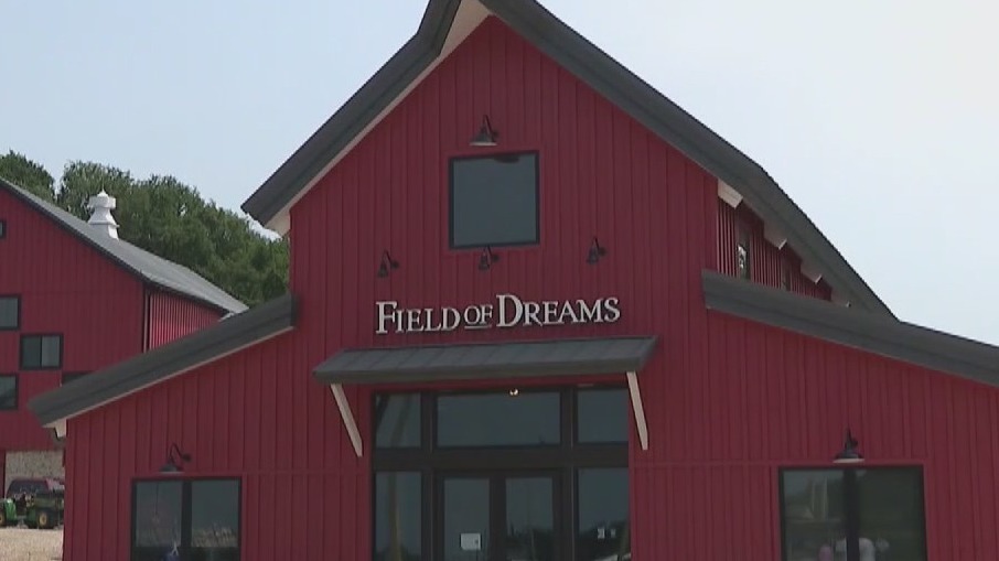 New York Yankees and Chicago White Sox playing in Field of Dreams game