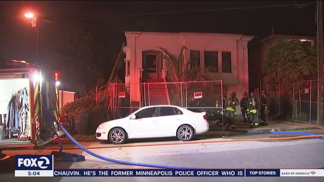 Fire burns an abandoned building in Oakland