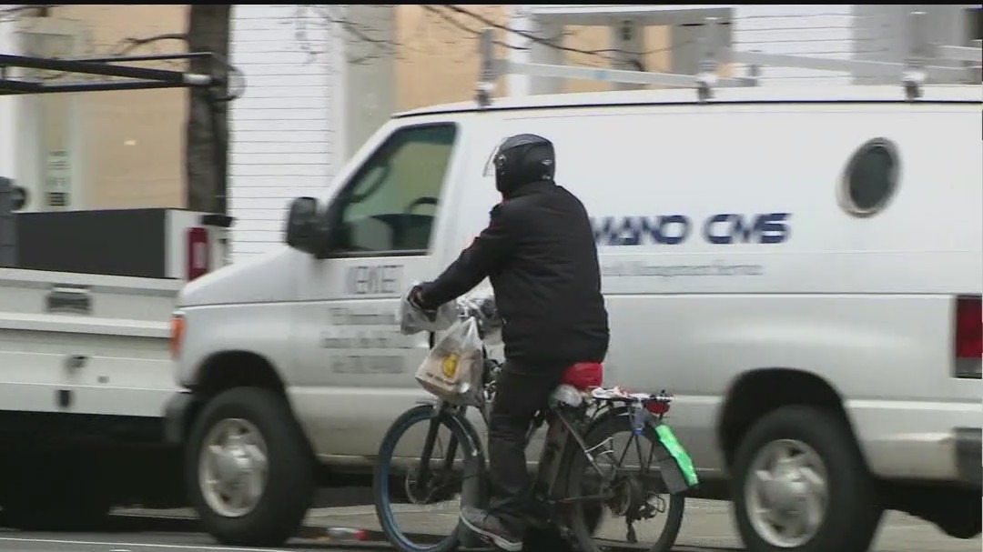 How delivery apps pay food couriers