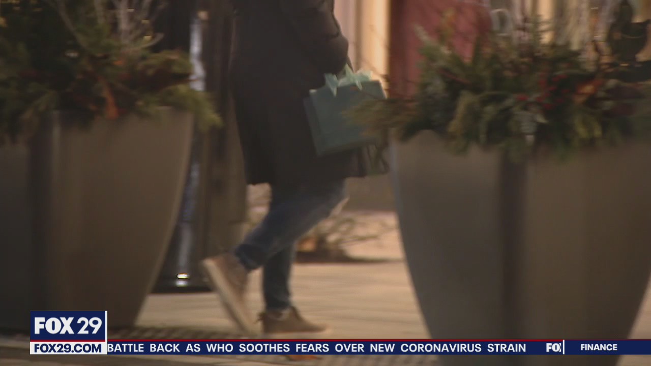 Holiday Rush: People flock to get last-minute Christmas gifts