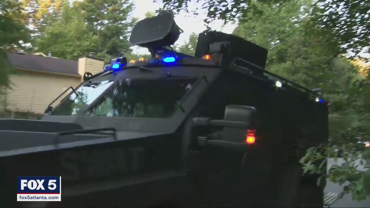 Gunman surrenders after standoff
