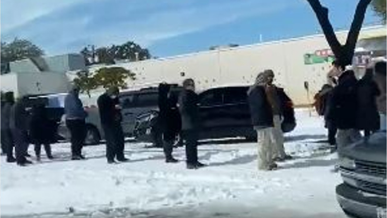 Long grocery lines form after winter storm causes power outages across Texas