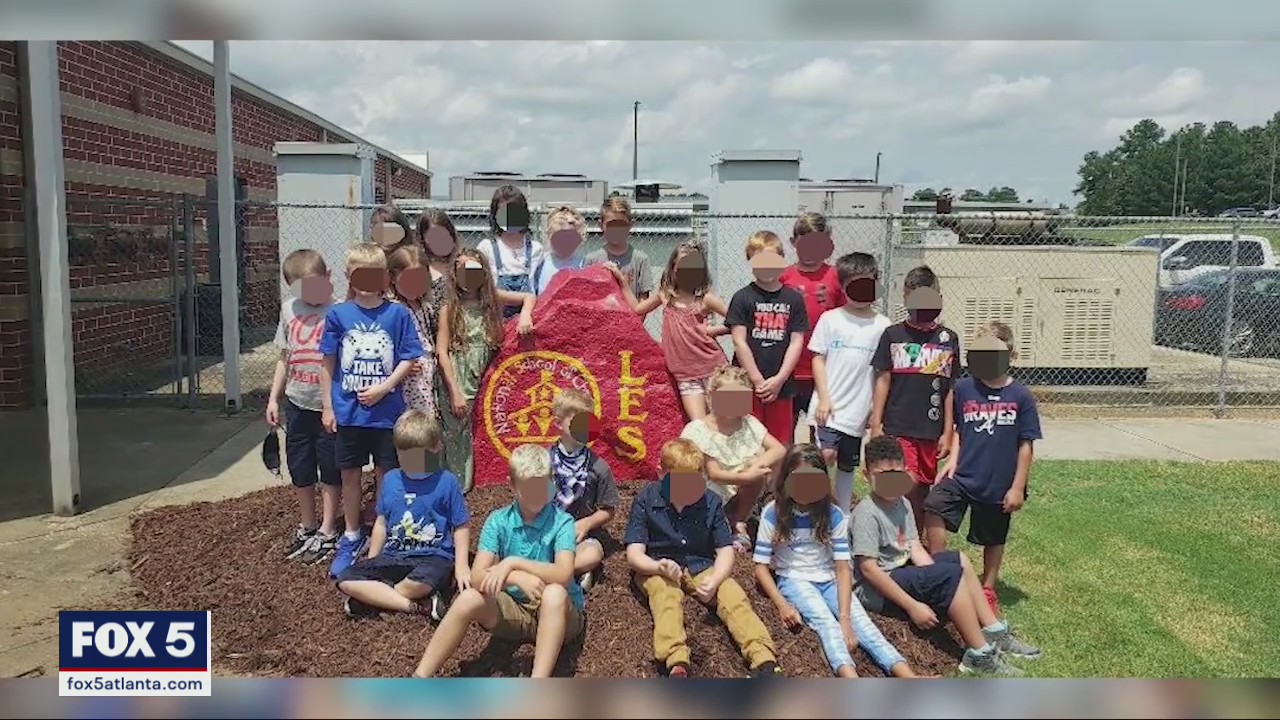 Children seen maskless posing for picture