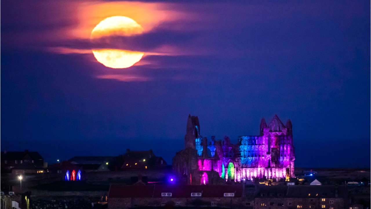 2019 video: Massive, bright orange ‘Hunter’s Moon’ takes over sky