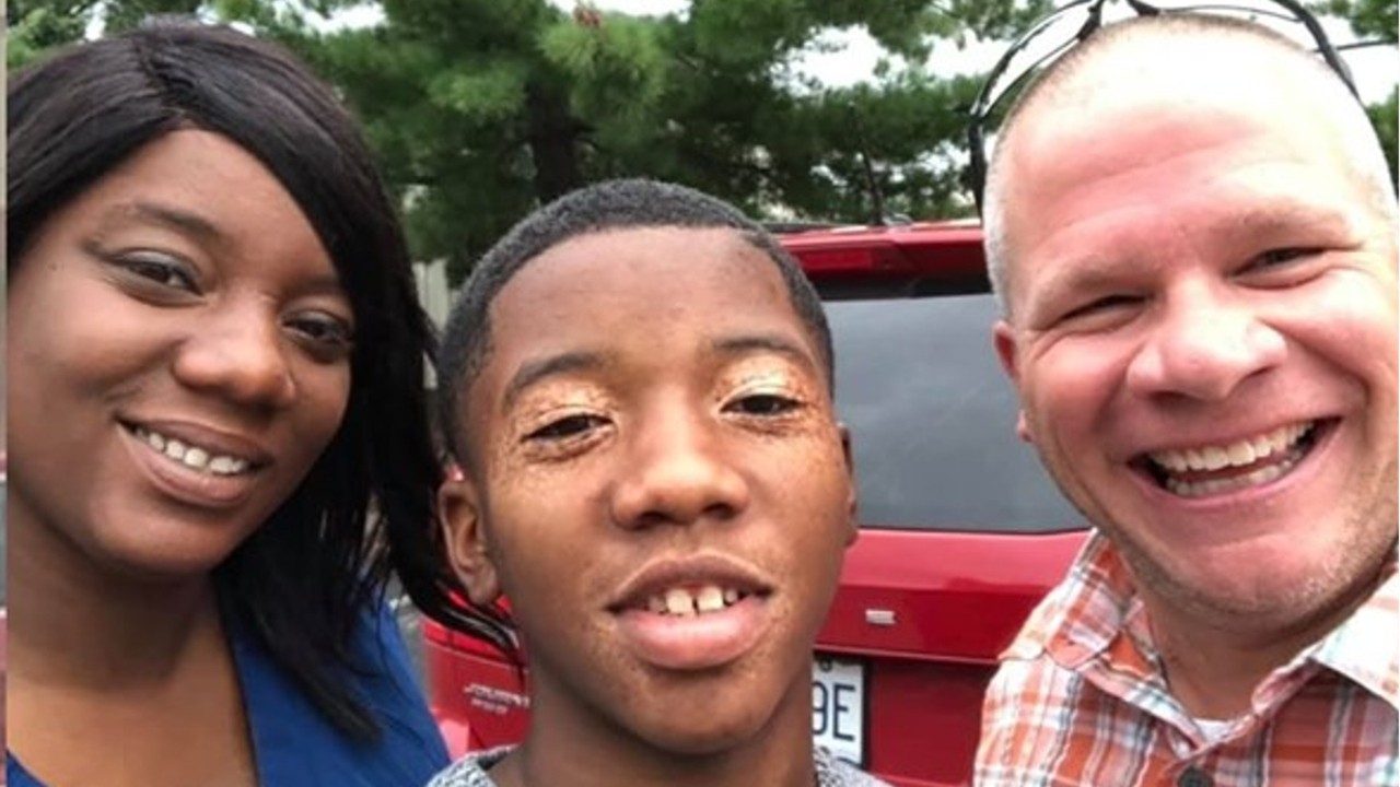 Officer identifies kindhearted teen who helped elderly woman, treats him and his mom to dinner