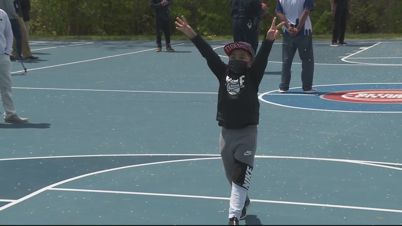 Pistons, city of Detroit unveil refurbished basketball courts