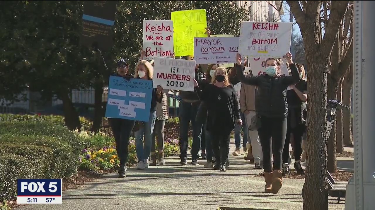 Crowd rallies at Atlanta City Hall