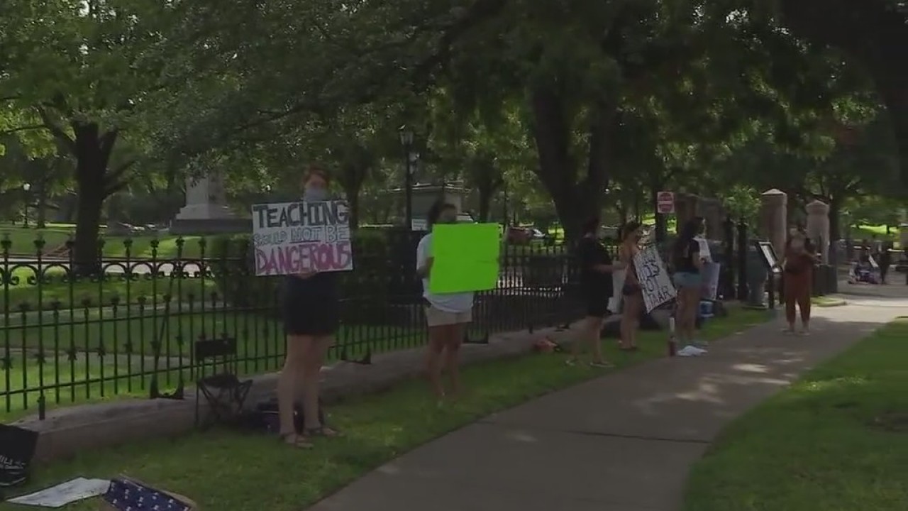 Texas teachers protest in-person instruction while COVID-19 cases rise