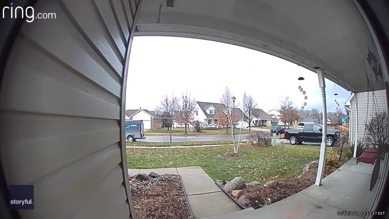 Delivery driver stops to salute home of Air National Guard member