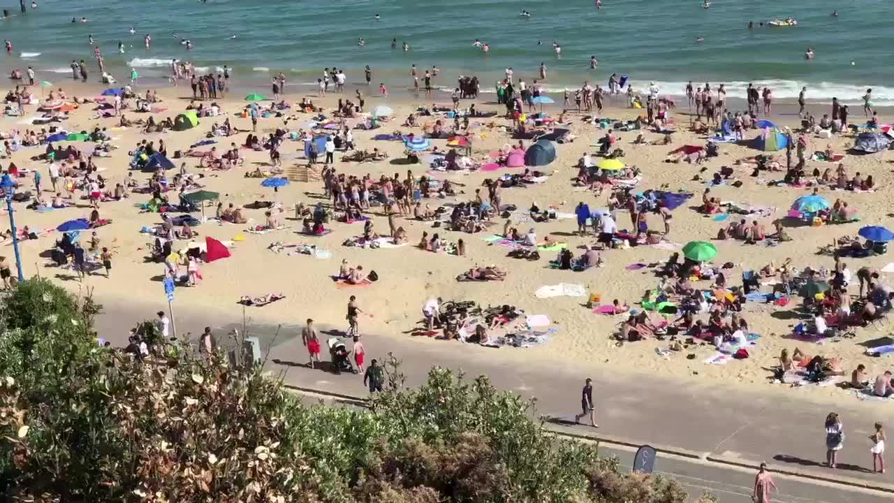 Brits pack southern beach as high temperatures set in