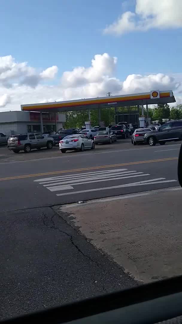 Alabama Gas Station Overflows With Customers