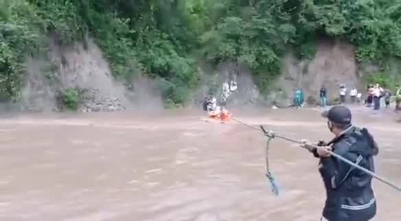 Honduran firefighters rescue people trapped by Eta floods