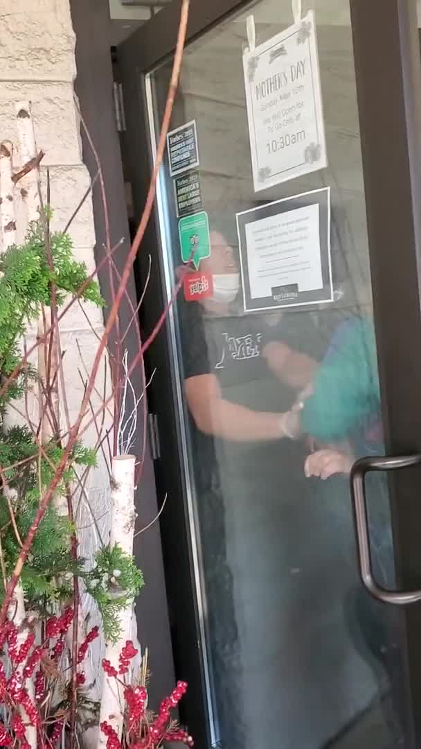 Customer quarrels with Red Lobster staff over Mother's Day wait time