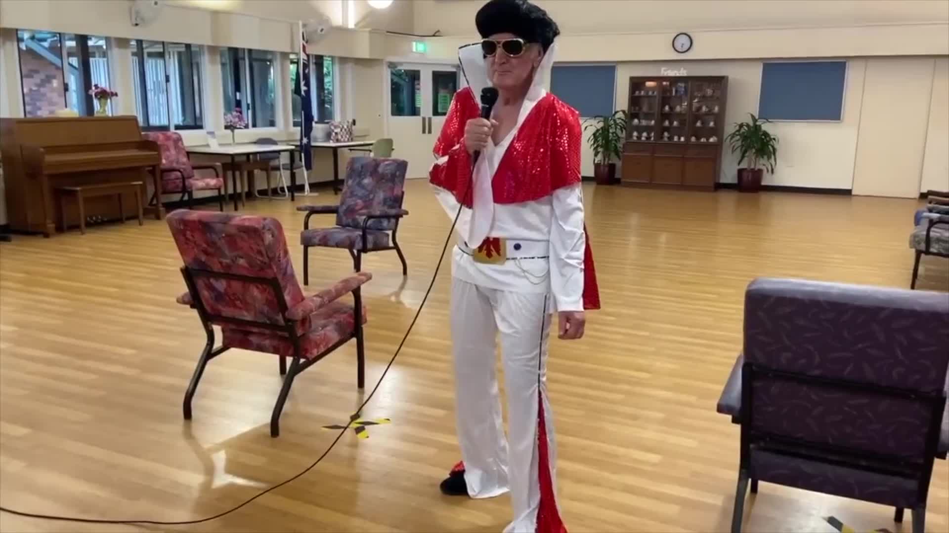 Elderly 'Elvis' sings at retirement homes to boost residents' spirits amid pandemic