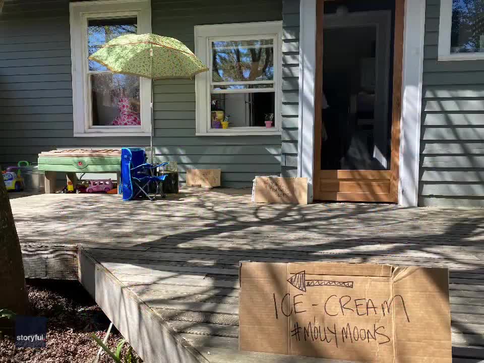 Dad sets up social distance ice cream store for children during pandemic